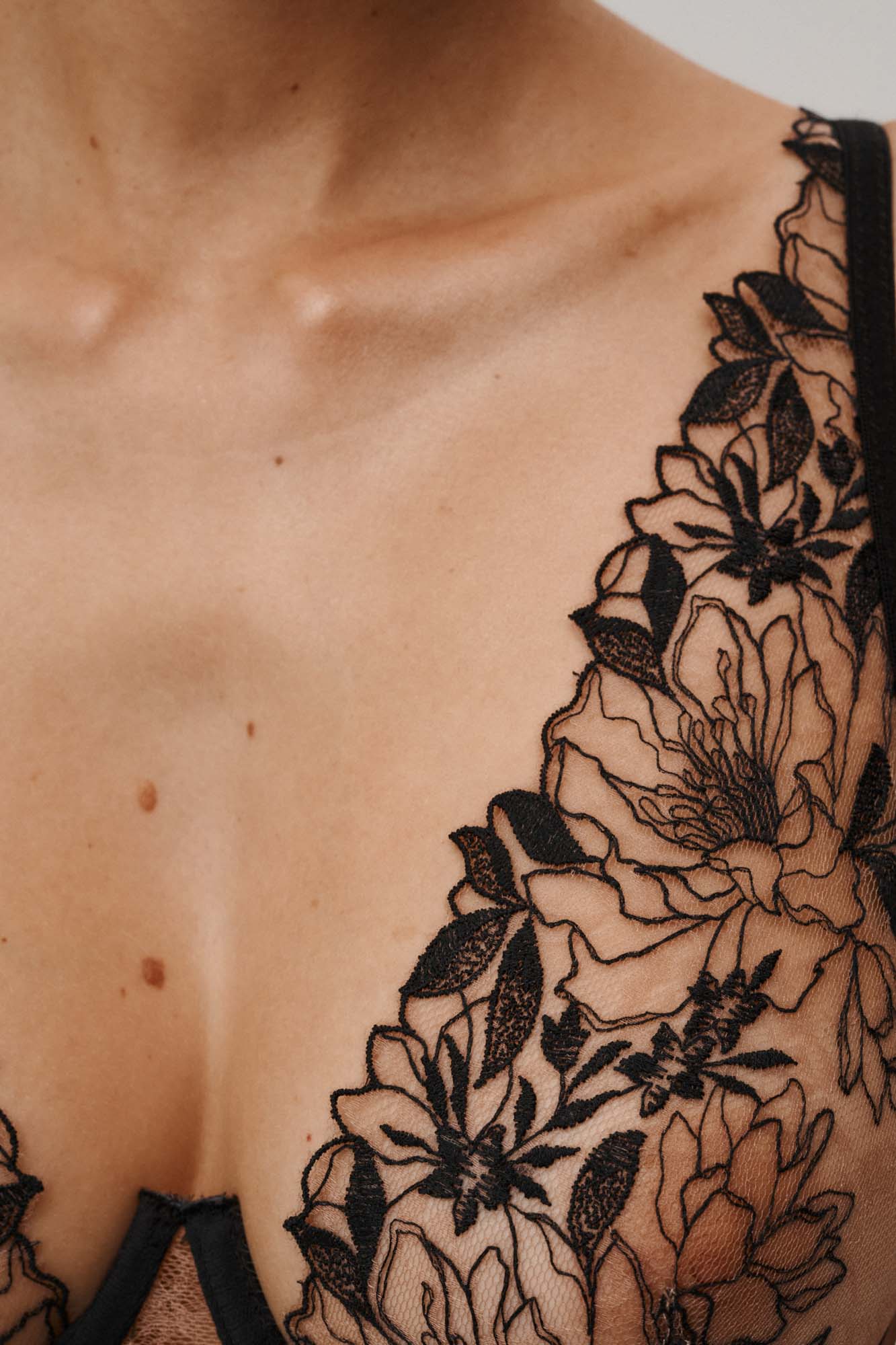Magnetic Bra Rose Black - Image 4